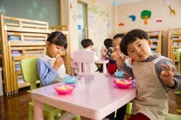 http://幼兒圍坐粉色餐桌用餐